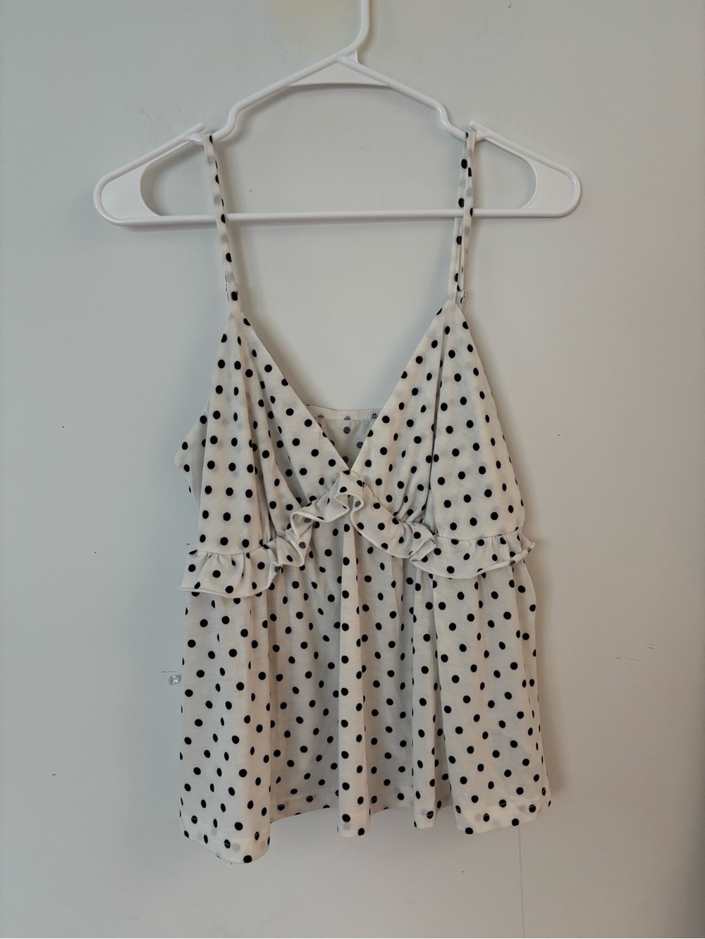 cider white with black polka dots v neck ruffle trim flowy tank top 🤍